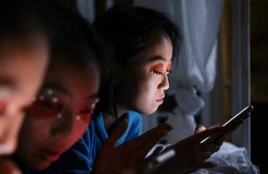 Foto perempuan bermain handphone