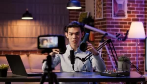 Orang melakukan siaran sebagai news influencer